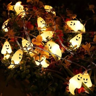 👻✨ Co svítící řetěz obvykle nabízí: Design s duchy – plastové nebo látkové postavičky duchů rozmístěné po celé délce...