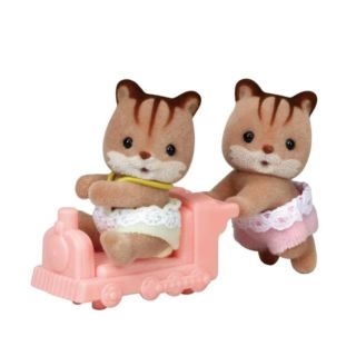 Sylvanian Families – Dvojčata oříškové veverky jsou roztomilý doplněk do světa Sylvanian, vhodný pro děti od 3 let. Sada...