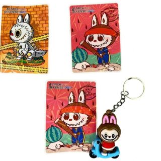 Překvapení v sáčku – figurka ve stylu Labubu Monsters s klíčenkou a kartami je sběratelský a hravý set, který potěší...