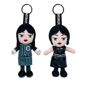 🖤 Malá, ale stylová! Přidejte do klíčů nebo batohu kouzlo s plyšovou klíčenkou Wednesday (15 cm) — dostupná ve 2...